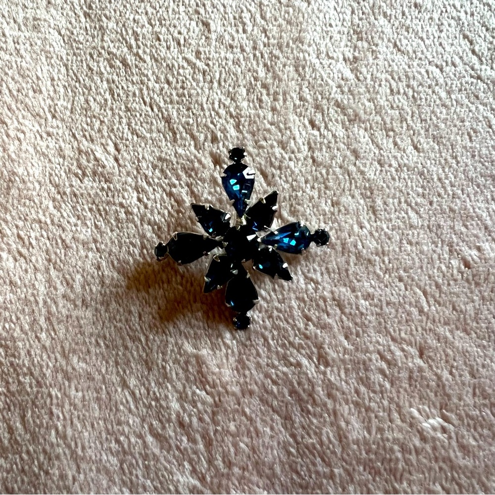 Vintage brooch 🌸